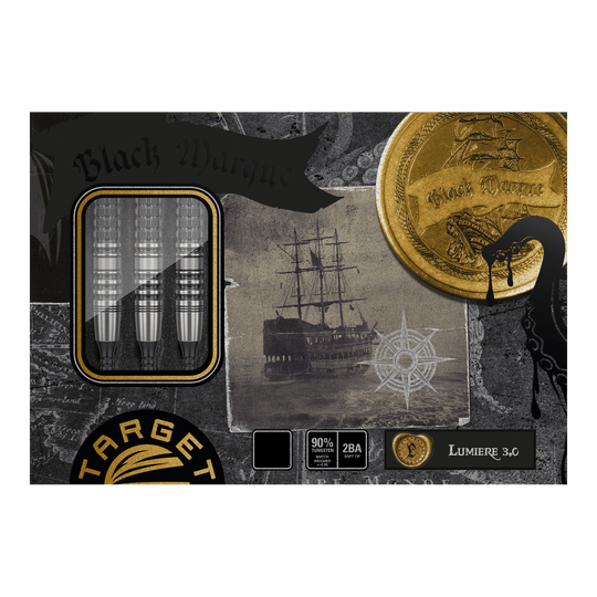Die Abbildung zeigt die Verpackung der "Target Japan Black Marque Lumiere GEN3 Softdarts - 18,5g". Auf der Verpackung sind drei Dartpfeile, ein altes Segelschiff und ein goldener Münzmotiv zu sehen.
