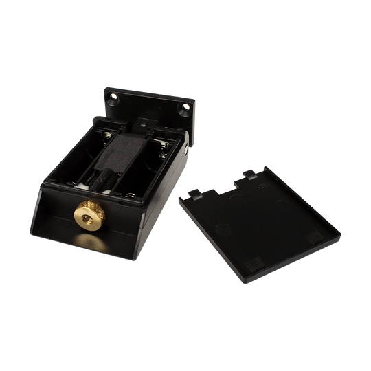 8510-Winmau-Laser-Oche-5 Das Bild zeigt das Produkt "Winmau Laser Oche" mit geöffnetem Batteriefach. Der Deckel des Batteriefachs liegt daneben.