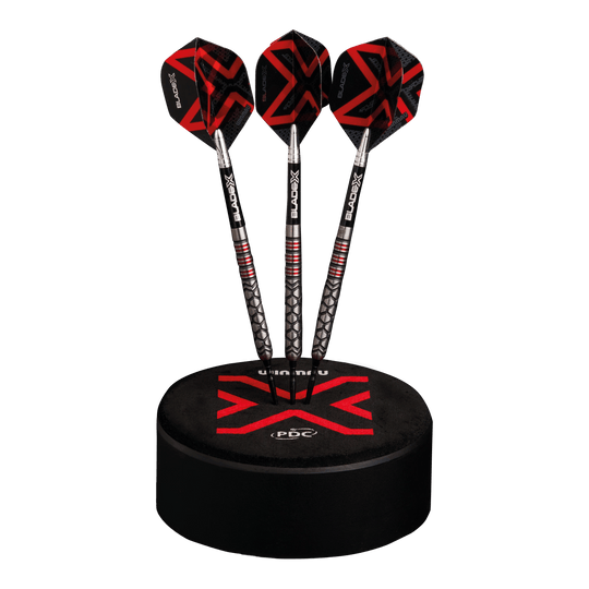 Abgebildet ist der Winmau Dart Dock Blade X Dartständer. Der Dartständer dient zur sicheren Ablage von Darts.