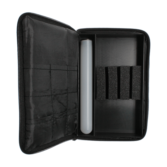 _The_Pak_Dartcase_OPEN_1 Das Bild zeigt das geöffnete Etui „The Pak Dartcase - Lady Pak“. Im Inneren befinden sich mehrere Fächer und Halterungen zur sicheren Aufbewahrung von Dartzubehör.