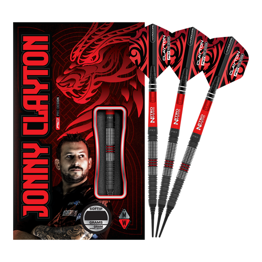 Das Bild zeigt das Produkt „Red Dragon Jonny Clayton Hiraeth Softdarts - 20g“ mit drei roten und schwarzen Softdarts neben der Verpackung. Auf der Verpackung ist ein Porträt von Jonny Clayton sowie ein roter Drachen zu sehen.