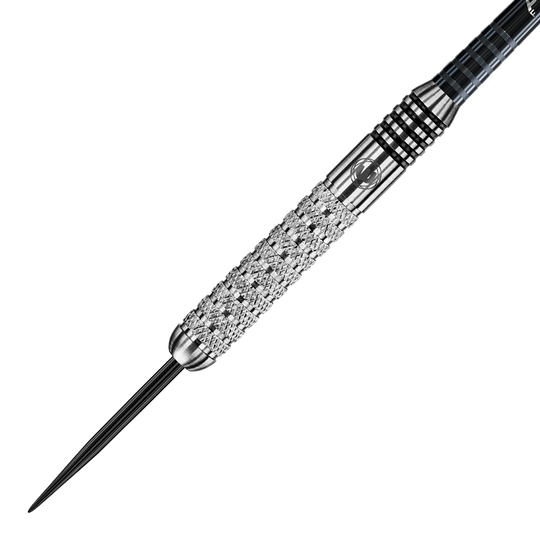2302_Winmau_Barbarian_Tungsten_Style_Steeldarts_2 Das Bild zeigt einen Winmau Barbarian Tungsten Style Steeldart. Der Dartpfeil hat eine silberne, strukturierte Griffzone und eine scharfe Stahlspitze.