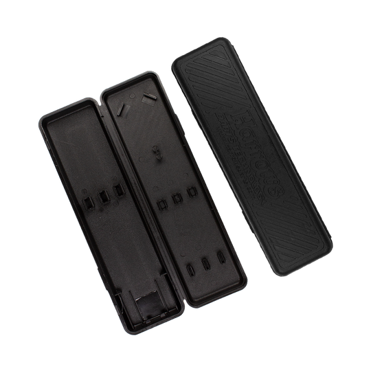 Harrows_Plastikboxki8jl0Jks0N5h Das Bild zeigt ein geöffnetes schwarzes Etui der Marke Harrows. Es ist für die Aufbewahrung der ACE Rubber Grip Softdarts gedacht.