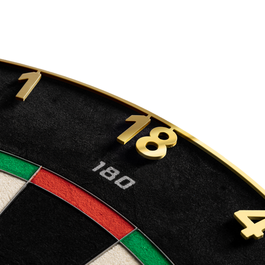 Hier sieht man das Precise 180 Endorphine Steeldartboard mit Nummernring in Gold. Die goldene Dartscheibe ist für präzises Spielen konzipiert.