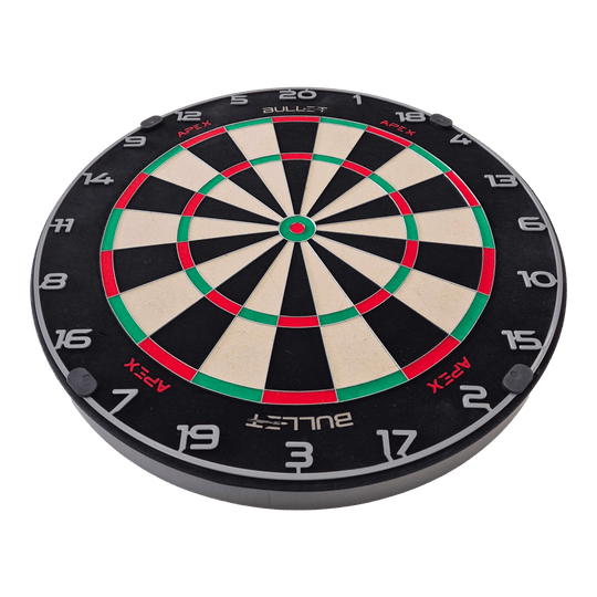 Bullet Apex Steeldartboard hängt an der Wand. Es ist eine Zielscheibe für Steeldarts.