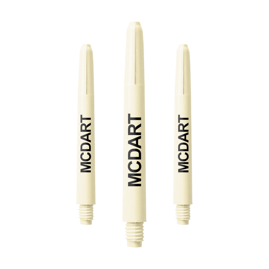 MD-607_Nylon_Shafts_mit_Wunschdruck_Naturweiss_48mm_1 Das Bild zeigt drei naturweiße Nylon Dartschäfte mit dem Aufdruck "MCDART". Sie sind jeweils 48 mm lang und stehen nebeneinander.