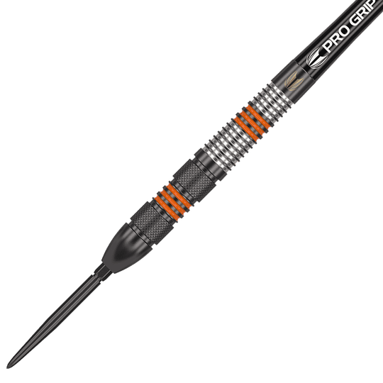 190212_Target_Raymond_Van_Barneveld_80_Black_Swiss_Point_Steeldarts_2 Das Bild zeigt einen schwarzen Steeldartpfeil mit silbernen und orangefarbenen Ringen am Griff. Auf dem Schaft steht "PRO GRIP" geschrieben.