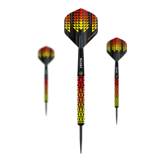 Winmau Firestorm Flame Parallel Steeldarts Das Bild zeigt drei Winmau Firestorm Flame Parallel Steeldarts mit auffälligem Flammen-Design in Gelb, Orange und Rot. Die Flights sind schwarz mit geometrischem Muster, während die Schäfte passend farbig gestaltet sind.