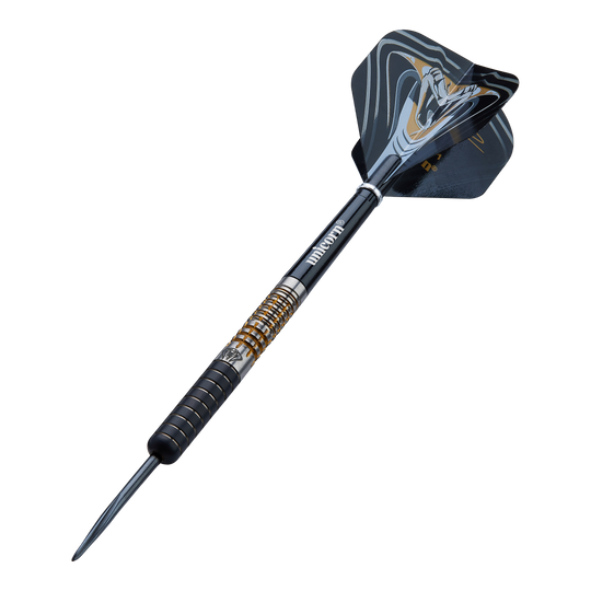Das Bild zeigt einen Unicorn Maestro Jeffrey De Zwaan Phase 3 Steeldart. Der Dart hat ein schwarzes und silbernes Design mit goldenen Akzenten und einer auffälligen Flights-Grafik.