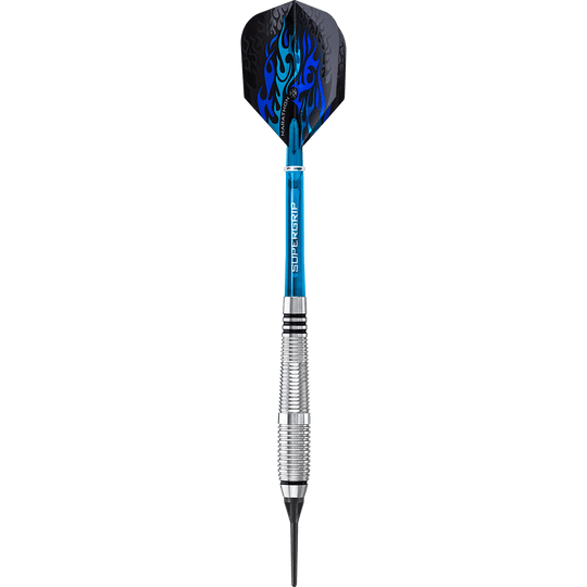 HA13968_Harrows_Blaze_Style_A_Softdarts_1T0ANvpxE99ZeQ Das Bild zeigt einen Harrows Blaze Style A Softdart mit einem Gewicht von 18g. Der Dart hat ein silbernes Griffstück, einen blauen Schaft und schwarze Flights mit blauem Flammenmuster.