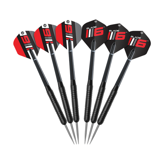Das Bild zeigt das Winmau Blade 6 Triple Core Set mit 2 Sets Darts. Das Produkt beinhaltet eine hochwertige Dartscheibe mit zwei Dart-Sets.