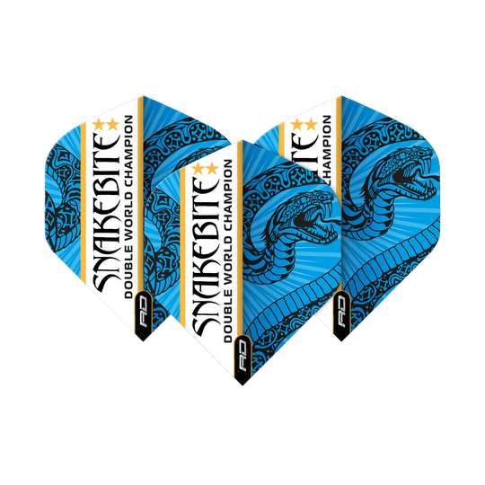 TF6705_Red_Dragon_Hardcore_Snakebite_Double_World_Champion_BlueWhite_Standard_Flights_1BOMGChhFJGE33 Das Bild zeigt drei blaue und weiße Dart-Flights mit dem Aufdruck „Snakebite Double World Champion“. Auf jedem Flight ist eine stilisierte Schlange abgebildet.