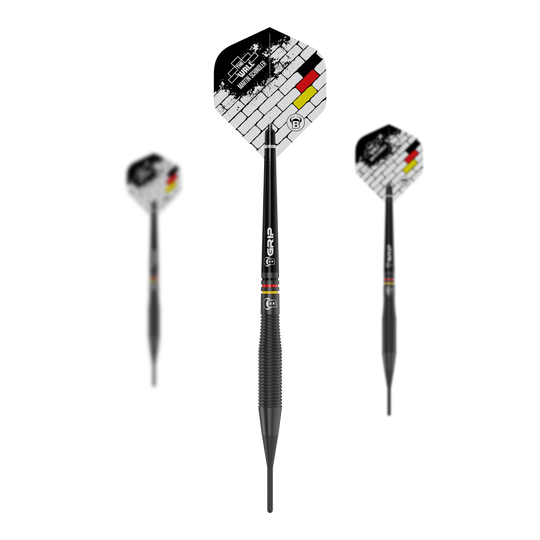 Auf dem Bild sind drei Softdarts des Modells „Bulls Martin Schindler The Wall Black Brass“ mit 18g zu sehen. Die Flights zeigen ein Ziegelmuster und die Farben der deutschen Flagge.