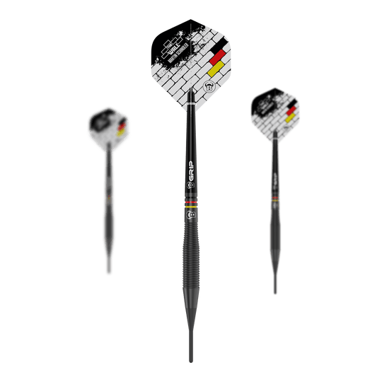 Bulls Martin Schindler The Wall Black Brass Softdarts - 18g Auf dem Bild sind drei Softdarts des Modells „Bulls Martin Schindler The Wall Black Brass“ mit 18g zu sehen. Die Flights zeigen ein Ziegelmuster und die Farben der deutschen Flagge.