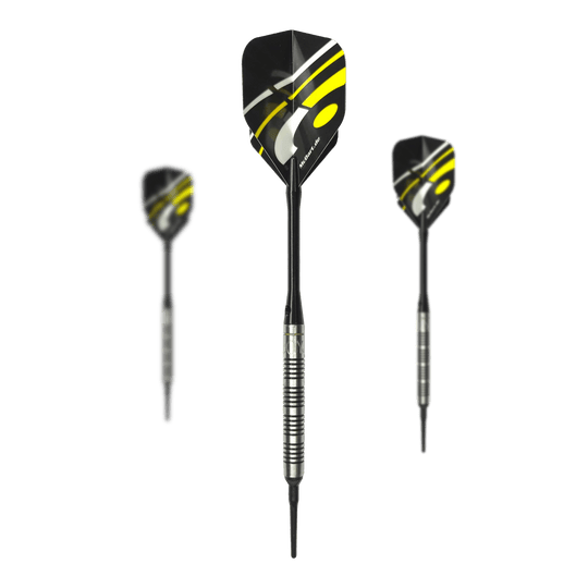 McDart 85 Tungsten V17 Softdarts - 16.5g Auf dem Bild sind drei Softdarts des Modells "McDart 85er Tungsten V17" mit einem Gewicht von 16,5g zu sehen. Die Darts haben schwarze Flights mit gelben und weißen Akzenten sowie silberne, gerillte Barrels.