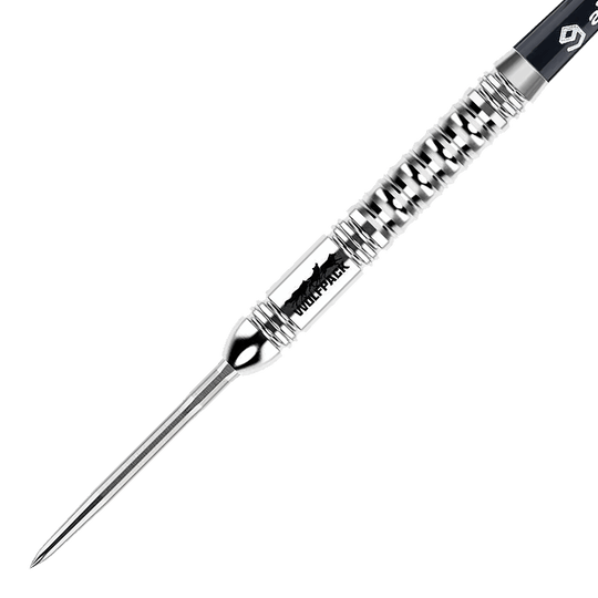 Caliburn Wolfpack W1 steel darts - 23g Das Bild zeigt einen Caliburn Wolfpack W1 Steeldart mit einem Gewicht von 23,5g. Der Dart hat ein silbernes, geriffeltes Design und ist mit dem Schriftzug "WOLFPACK" versehen.