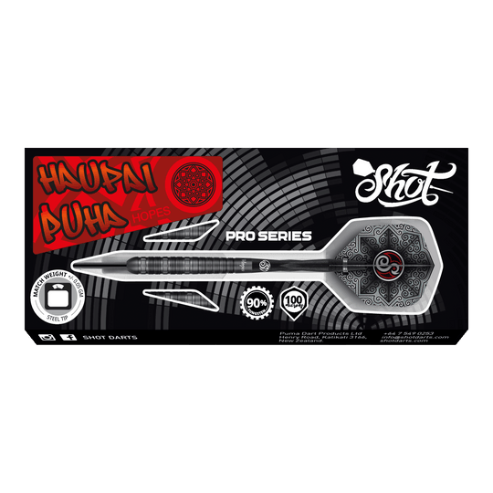 Shot Pro-Series Haupai Puha 2 steel darts - 24g Das Bild zeigt die Verpackung der Shot Pro-Series Haupai Puha 2 Steeldarts mit 24g Gewicht. Die Verpackung ist schwarz mit auffälligen roten und weißen Designelementen sowie einem großen Bild eines Steeldarts.