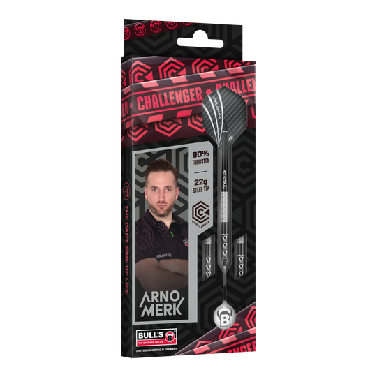 Die Abbildung zeigt die Verpackung der „Bulls Challenger Arno Merk Steeldarts - 22g“. Auf der Verpackung sind der Dartspieler Arno Merk, die Darts sowie die Angaben „90% Tungsten“ und „22g Steel Tip“ zu sehen.