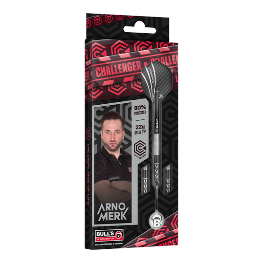 Bulls Challenger Arno Merk steel darts - 22g Die Abbildung zeigt die Verpackung der „Bulls Challenger Arno Merk Steeldarts - 22g“. Auf der Verpackung sind der Dartspieler Arno Merk, die Darts sowie die Angaben „90% Tungsten“ und „22g Steel Tip“ zu sehen.