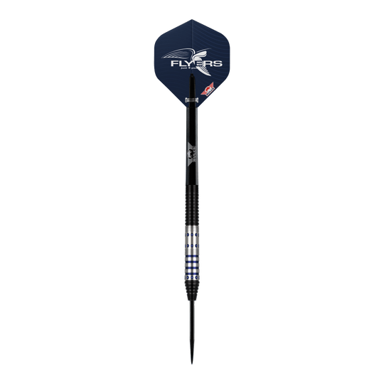 Bulls NL Richard Veenstra 90 Steeldarts - 23g Dies ist ein Steeldart aus der Serie "Bulls NL Richard Veenstra 90" mit einem Gewicht von 23 Gramm. Der Dart hat ein silbernes und schwarzes Design mit blauen Akzenten und einem Flight mit "Flyers"-Logo.