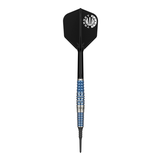 Das Bild zeigt einen Softdart der Marke Target Japan, Modell Toru Suzuki Sereno GEN2 mit 20g Gewicht. Der Dart hat ein auffälliges Design mit einem schwarz-blauen Griff und schwarzer Flight mit weißem Logo.
