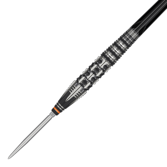 Das Bild zeigt einen Target Japan Black Marque Dancing Duck GEN 4 Steeldart. Der Dart hat ein auffälliges, schwarz-silbernes Design mit markanten Rillen für besseren Halt.