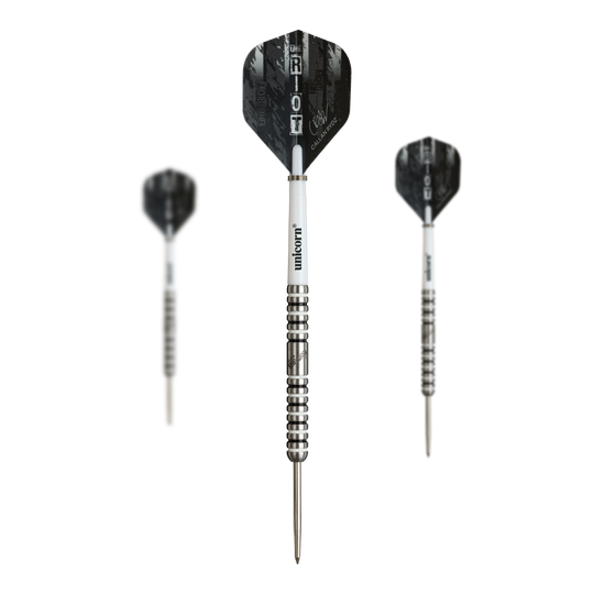 Das Bild zeigt drei Steeldarts des Produkts „Unicorn Callan Rydz The Riot Phase 2“. Die Darts haben silberne Spitzen, weiße Schäfte und schwarze Flights mit Aufschrift.