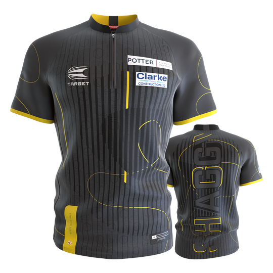 Das Bild zeigt das Target Coolplay Collarless Scott Williams Dartshirt in Grau mit gelben Akzenten. Auf der Vorderseite sind Sponsorenlogos zu sehen und auf der Rückseite steht groß "SHAGGY".