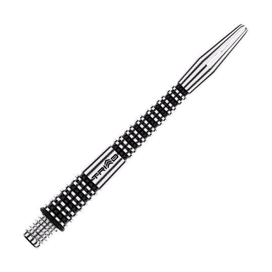 Das Bild zeigt einen schwarz-silbernen Aluminium Dartshaft mit geriffeltem Design. Auf dem Schaft steht das Wort "TRIAD".