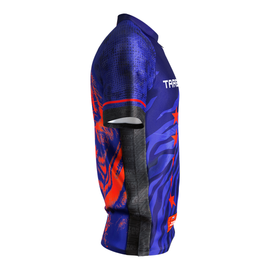 Target Coolplay Raymond Van Barneveld 2025 dart shirt Das Bild zeigt das "Target Coolplay Raymond Van Barneveld 2025 Dartshirt". Das Shirt ist überwiegend blau mit roten und schwarzen Akzenten sowie auffälligen Grafiken.