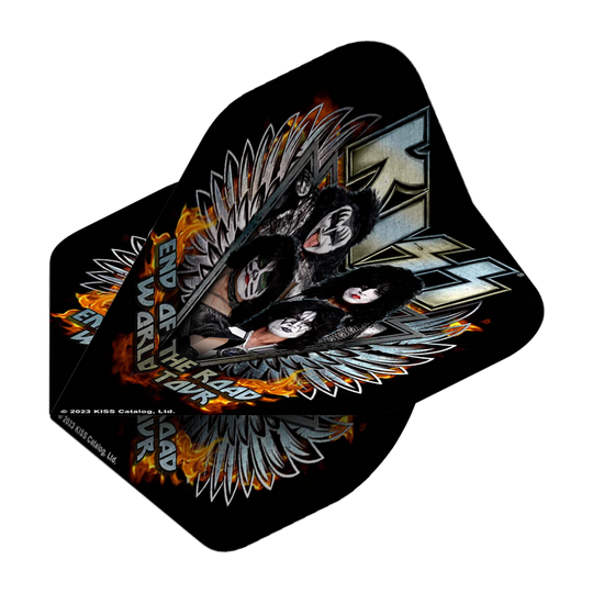 Das Bild zeigt die "Mission Kiss End Of The Road No2 Standard Flights" mit dem Motiv der Band Kiss. Auf den Flights sind die Bandmitglieder, Flammen und der Schriftzug "End Of The Road Tour" abgebildet.