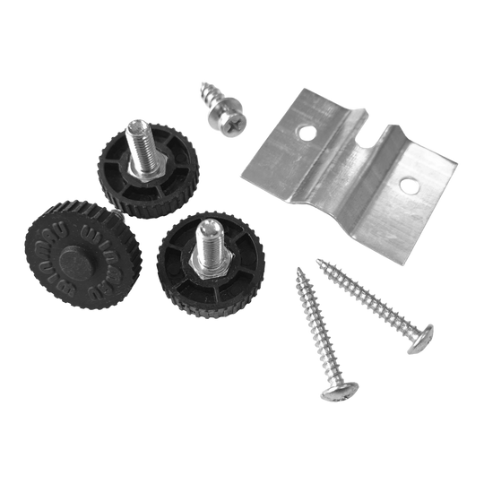 Winmau Rota-Lock Blade 6 wall mount Das Bild zeigt den Winmau Rota-Lock Blade 6 Wandhalterungssatz mit Schrauben, Metallhalterung und schwarzen Befestigungsrädern. Dieses Set wird zur sicheren Wandbefestigung eines Dartboards verwendet.
