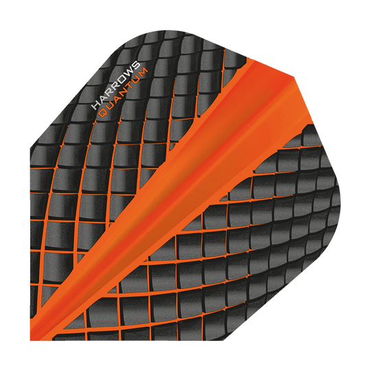 HR6801_Harrows_Quantum_Orange_No6_Flights_1 Das Bild zeigt das Produkt "Harrows Quantum Orange No6 Flights". Das Flight-Design ist schwarz mit orangefarbenen Akzenten und einem modernen Muster.