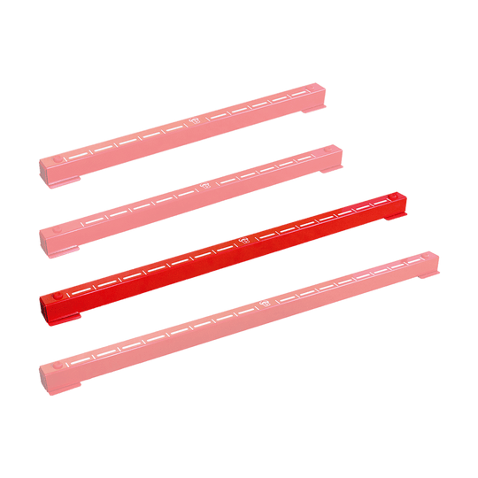 Das Bild zeigt vier rote Metallleisten des Produkts "Bulls Oky Metall Oche". Sie sind mit weißen Markierungen versehen und werden beim Darts als Wurflinie verwendet.