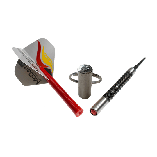 McDart Shaftrestentferner - Silber Das Bild zeigt den McDart Shaftrestentferner in Silber zusammen mit einem Dartpfeil. Das Werkzeug dient zum einfachen Entfernen abgebrochener Shafts aus dem Dartbarrel.