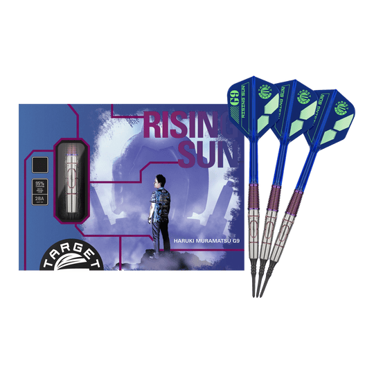 Target Japan Haruki Muramatsu Rising Sun GEN9 2BA Soft Darts - 21.5g Das Bild zeigt das Produkt "Target Japan Haruki Muramatsu Rising Sun GEN9 2BA Softdarts - 21,5g" mit einer farbigen Verpackung und drei blauen Softdarts. Auf der Verpackung ist eine Person abgebildet und der Schriftzug "Rising Sun" deutlich zu sehen.