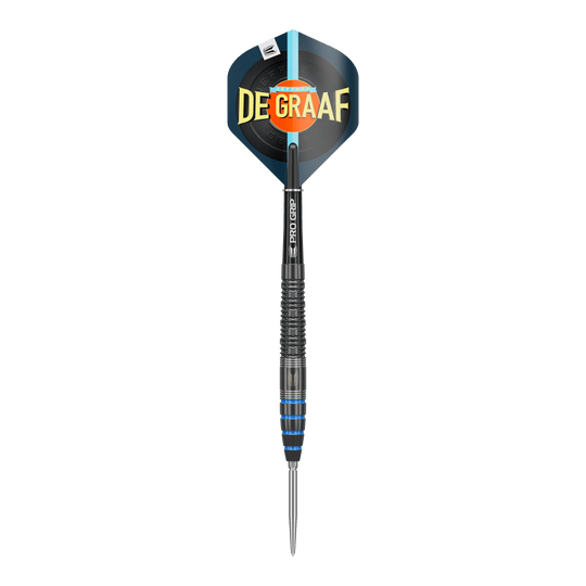 Target Jeffrey De Graaf GEN1 Swiss Point Steeldarts - 23g Das Bild zeigt einen Target Jeffrey De Graaf GEN1 Swiss Point Steeldart mit 23g Gewicht. Der Dart hat einen schwarzen Schaft und blaue Akzente am Griff, auf dem Flight steht "DE GRAAF".