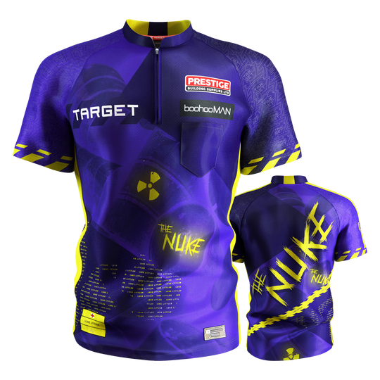 Target Coolplay Luke Littler 2025 dart shirt Das Bild zeigt das Target Coolplay Luke Littler 2025 Dartshirt in Blau und Gelb mit auffälligem Design. Auf dem Shirt sind verschiedene Logos, der Schriftzug "THE NUKE" und mehrere Sponsoren zu sehen.