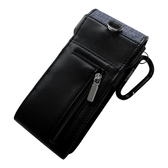 Dies ist ein schwarzes Etui mit einem Reißverschlussfach auf der Vorderseite. Oben hat es einen blauen Stoffabschnitt und einen Metallclip zur Befestigung.