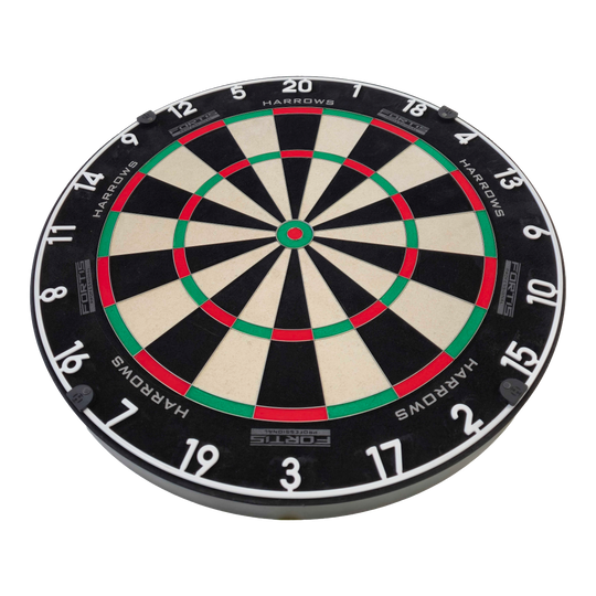 Das Bild zeigt das Harrows Fortis Steeldartboard in einer Nahaufnahme. Die Dartscheibe ist für höchste Ansprüche entwickelt.