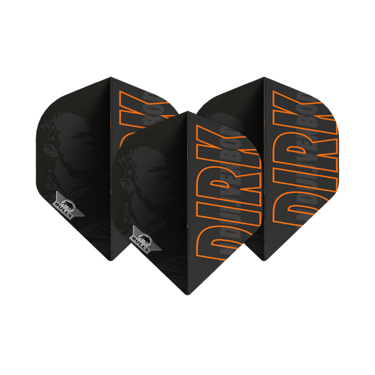 Das Bild zeigt schwarze Dartflights mit dem Namen "DIRK" in großen orangefarbenen Buchstaben. Auf den Flights ist außerdem das Logo von Bulls und ein Porträt im Hintergrund zu sehen.