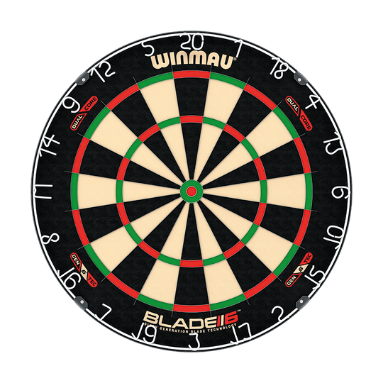 3031_Winmau_Blade_6_DualCore_Steeldartboard_1 Das Bild zeigt eine Winmau Blade 6 DualCore Steeldartboard. Die Dartscheibe ist rund, hat schwarze, beige, grüne und rote Felder und ist mit weißen Zahlen beschriftet.