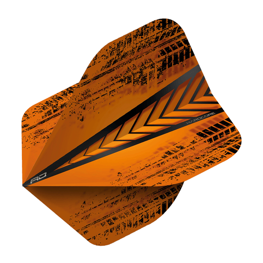 Dieses Bild zeigt einen orangenen Dart-Flügel mit schwarzen, diagonalen Mustern und einem Pfeil-Design in der Mitte. Das Produkt heißt "Red Dragon Hardcore Radical Orange Standard Flights".