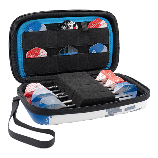 Bulls Orbis XL Martin Schindler dart case Das Bild zeigt das Bulls Orbis XL Martin Schindler Dartcase, das geöffnet ist. Im Inneren sind mehrere Darts und Ersatz-Flights ordentlich verstaut.