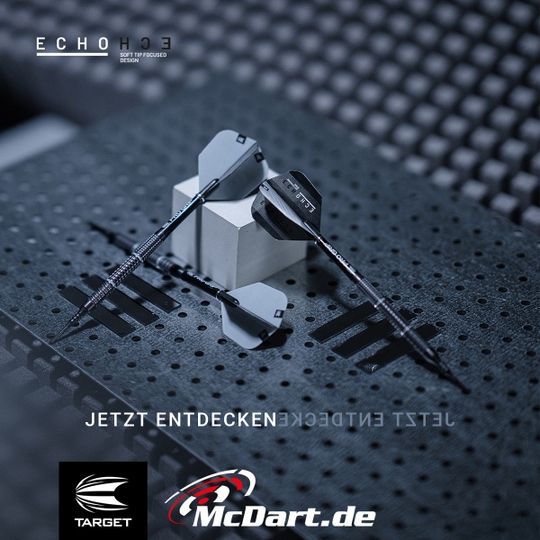 210058_Target_Echo_11_Softdarts_6_admediaWRvnVoDqRcT4Z Das Bild zeigt die Target Echo 11 Softdarts, die modern und stilvoll präsentiert werden. Im Vordergrund sind drei Softdarts auf einer gepunkteten Oberfläche und einem kleinen Podest arrangiert.