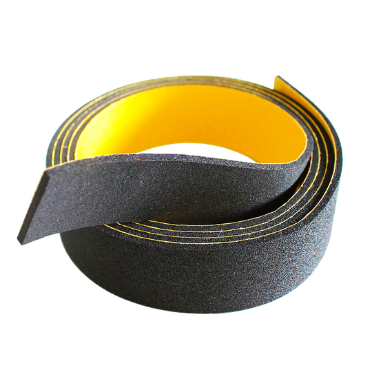 MCD-5000-McDart-Distanzstreifen-1 Das Bild zeigt einen aufgerollten McDart Distanzstreifen mit einer schwarzen Oberfläche und gelber Innenseite. Der Distanzstreifen wird zum Schutz und zur Distanzierung bei Dartscheiben verwendet.