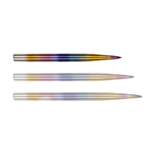 BU57613_BullsNL_Rainbow_Steeldartspitzen_32mm_1fvb7UNadmUliJ Das Bild zeigt drei Steeldartspitzen des Produkts "Bulls NL Rainbow Steeldartspitzen". Die Spitzen haben eine glänzende, regenbogenfarbene Oberfläche.