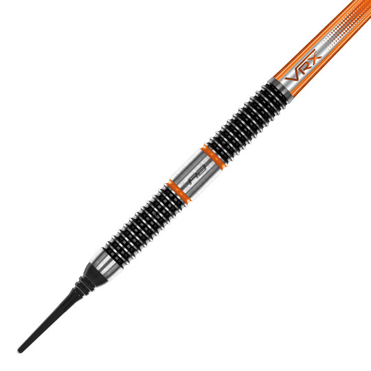 Red Dragon Amberjack 18 soft darts - 20g Das Bild zeigt einen Red Dragon Amberjack 18 Softdart mit einem Gewicht von 20 Gramm. Der Dartpfeil hat ein markantes Design mit schwarzen und silbernen Rillen sowie orangen Akzenten.