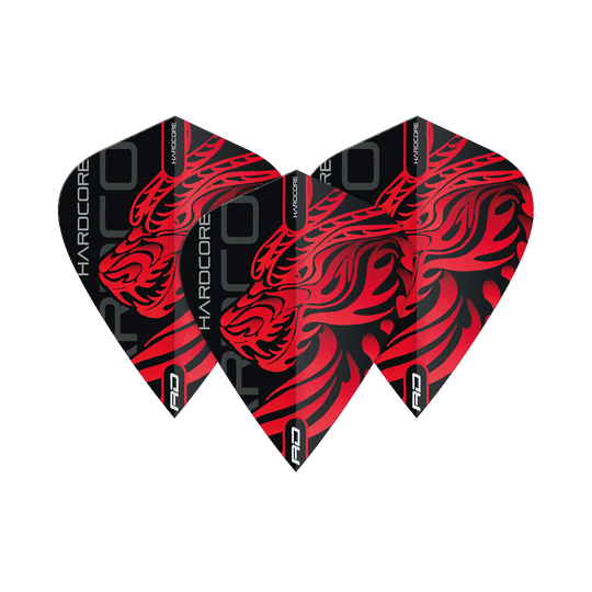 TF6500_Red_Dragon_Hardcore_Jonny_Clayton_Dragon_Kite_Flights_1zzsabP2KJocdD Das Bild zeigt drei Dart-Flights mit einem roten Drachenmuster auf schwarzem Hintergrund. Auf den Flights steht der Schriftzug "HARDCORE" und das "RD"-Logo ist am unteren Rand zu sehen.