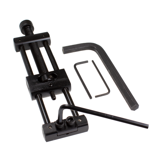 Designa Dart Repointer Black Pro Edition - Tip Changer Das Bild zeigt den Designa Dart Repointer Black Pro Edition - Spitzenwechsler. Es handelt sich um ein Werkzeug für Dartspieler zum Wechseln der Spitzen.